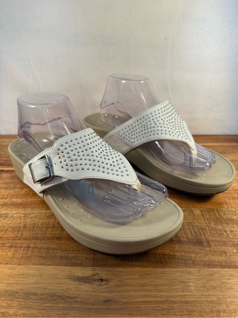 Vionic Pacific Capitola Thong Sandal White Silver Studs Size 9